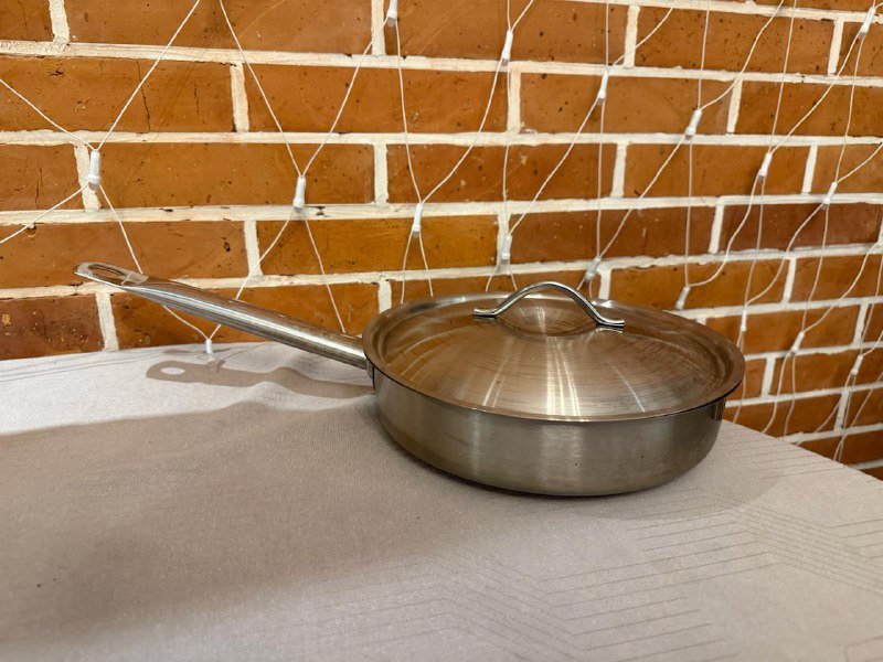 Сковорода, покрывало, подушки