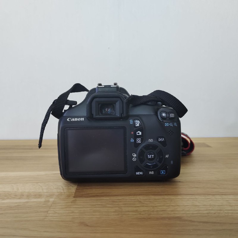 Canon EOS 1100D camera with bag 4