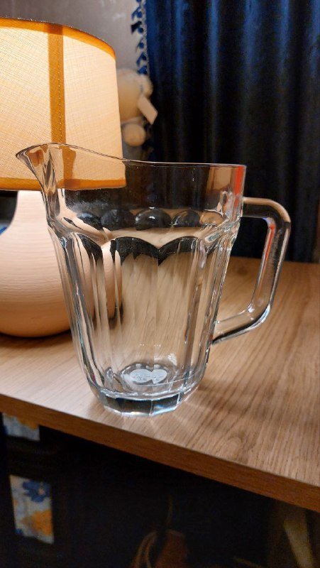 Короткий тренч, кроссовки, вентилятор, кувшин, обогреватель, аромапалочки 4