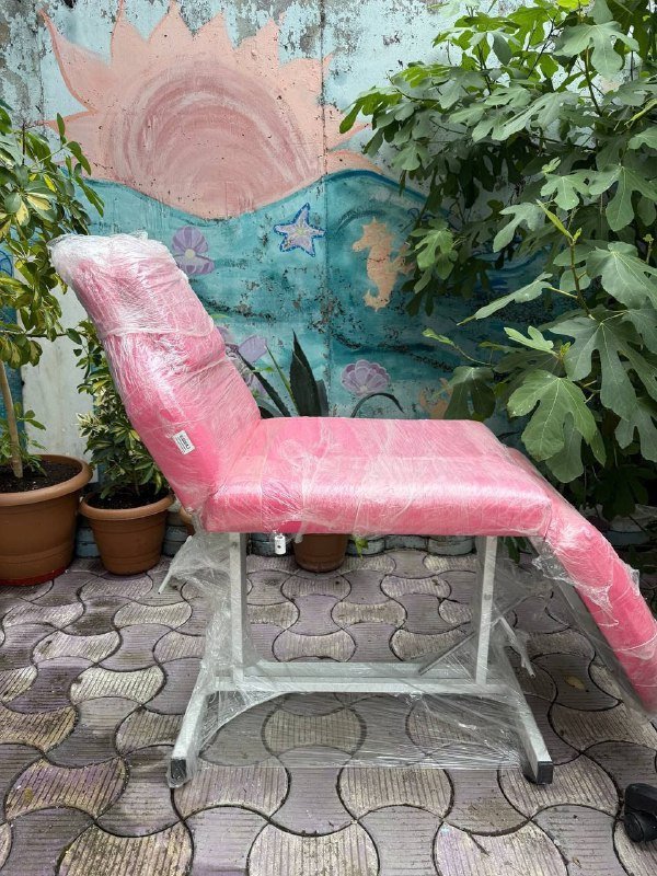 Розовое кресло и табурет для косметических процедур
