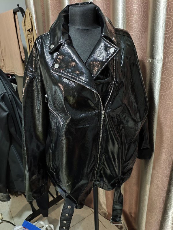 Женская черная глянцевая куртка размер L 4