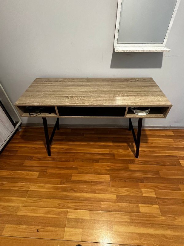 Стол jysk ABBETVED 48x120, Компьютерный стул jysk ASPERUP, Вазы (2 шт) jysk и сухоцветы