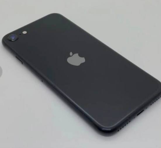Iphone SE 2020 в идеальном состоянии с чехлом и зарядкой
