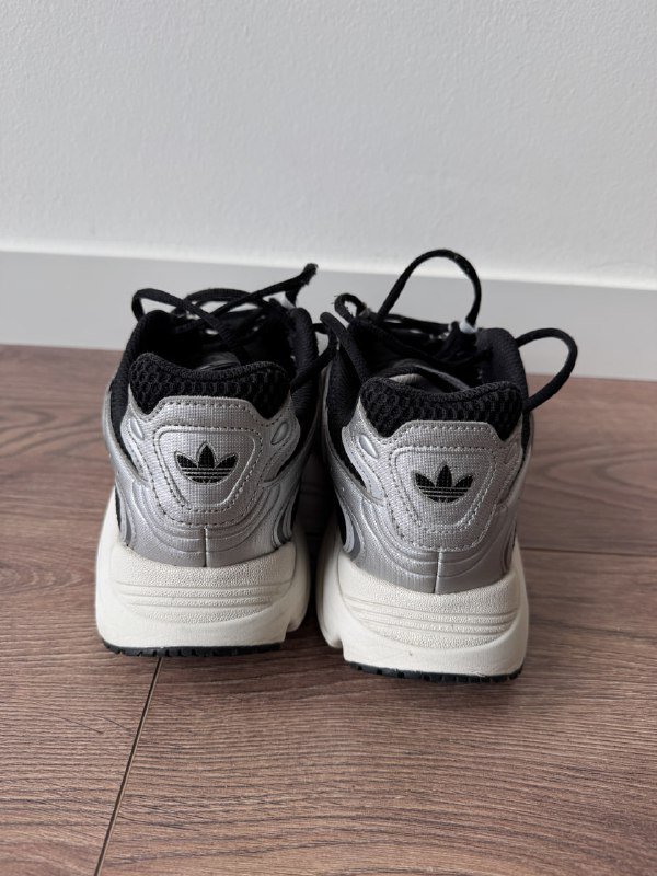 Кроссовки Adidas Ozmillen черно-серебряные, размер US 11 5