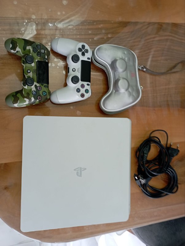 PlayStation 4 Slim White Limited edition, 1TB, контроллеры, игры