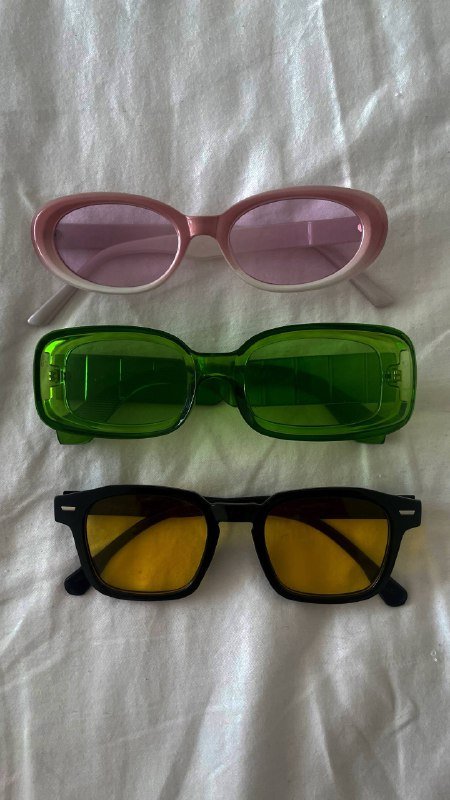 Очки, сумка-кошелек, серая кофта, джинсовая куртка