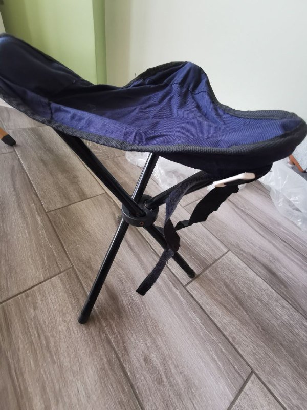 Складной стол и 4 стула, 2 триноги стульчика 5