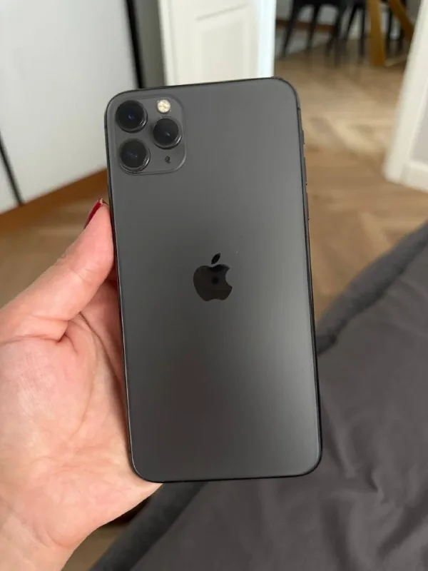 iPhone 11 Pro Max, iPhone 13 Pro 1