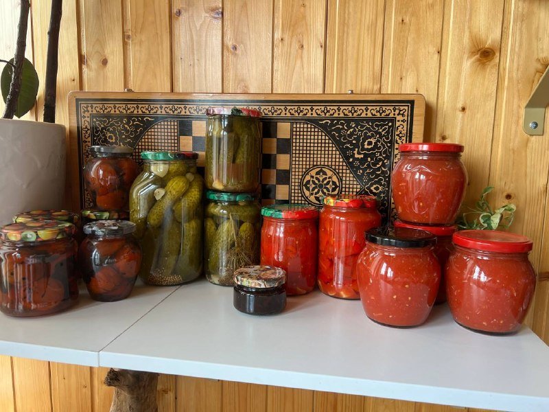 Домашние закрутки огурчики лечо томат варенье из хурмы винограда с орехами