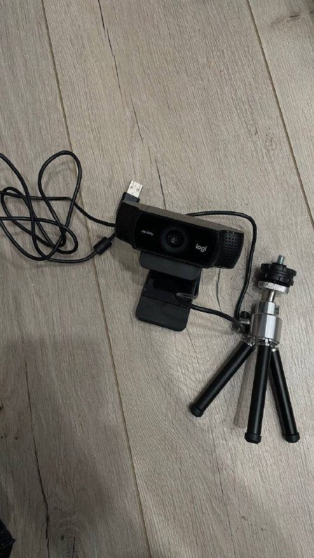 Камера Logitech с штативом