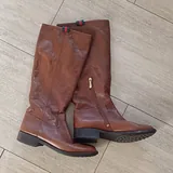 Тоник, женские сапоги, кассета, коробочка, сумка, карты, вазочка 4