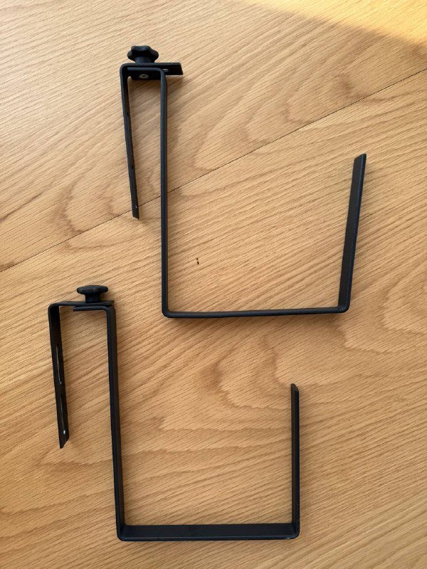 Пластиковое кашпо, металлические держатели для горшка 2