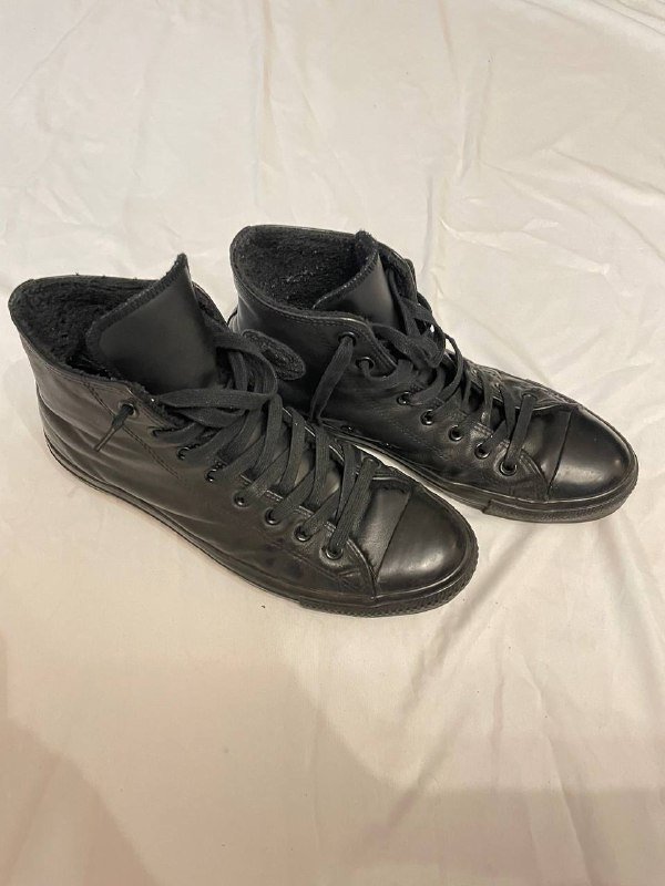 коричневая кофта, фиолетовая кофта, джинсы, куртка, кроссовки Adidas, черные ботинки 3