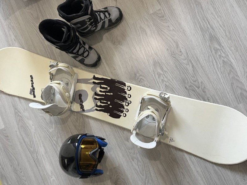 Комплект экипировки для сноуборда: доска, ботинки, шлем, очки, защитные шорты