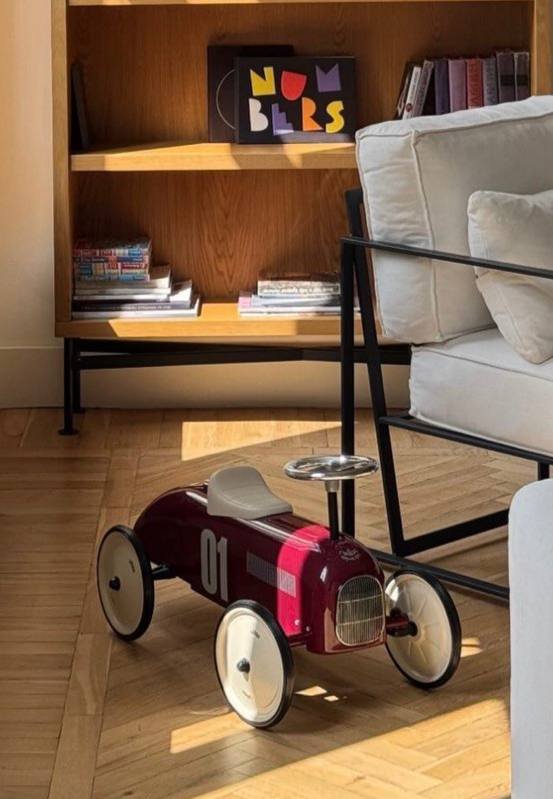 Детская игрушечная машинка-каталка