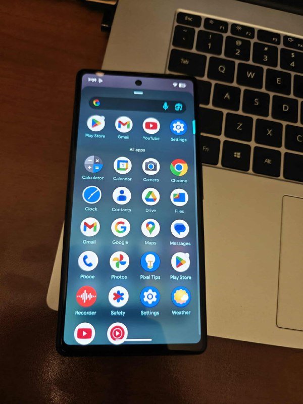 Google Pixel 6A с зарядкой и силиконовым чехлом 3