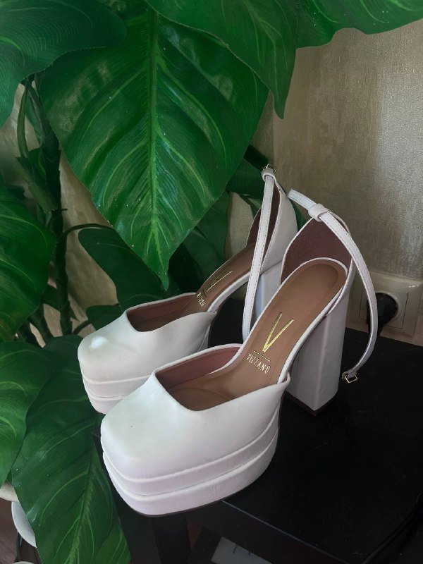 Нежно розовое платье, черное платье на запах, белое платье, белые туфли 4