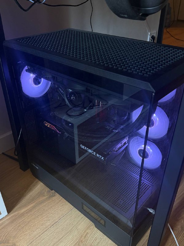 Игровой ПК, микрофон Razer Seiren X, веб-камера Logitech StreamCam, модем ASUS RT-AX52, лампа-штатив