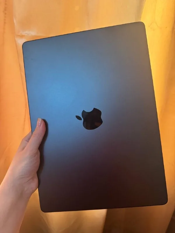MacBook Pro 14″ Apple M4, 16 GB RAM / 512 GB SSD 1