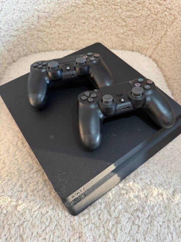 PS4 slim с двумя геймпадами и кабелями