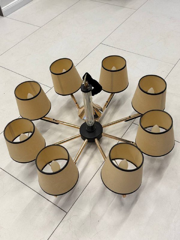 люстра с мягкими абажурами и золотистыми элементами 2