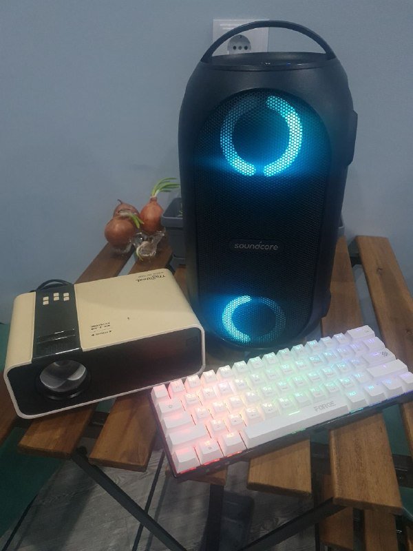 Механическая клавиатура Forge GK-345, проектор, колонка Anker Soundcore Rave Party