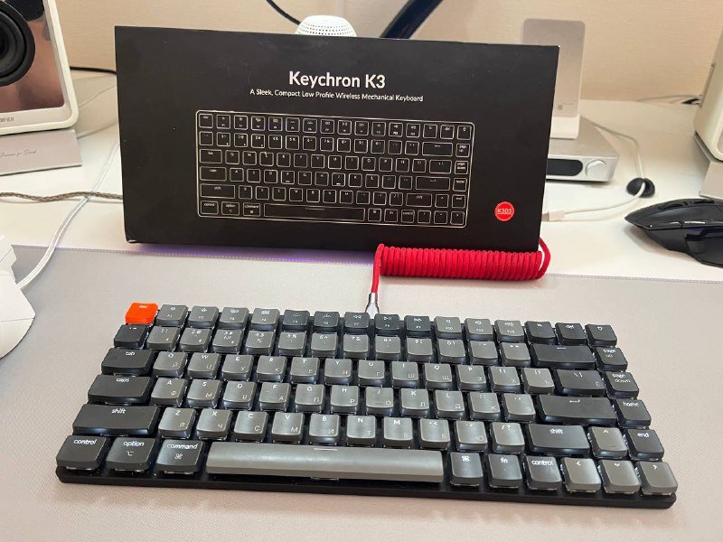 iPad Pro 11 M4, клавиатура Keychron K3, мышь Logitech MX Master 3, лампа Xiaomi Mi Computer Light 4