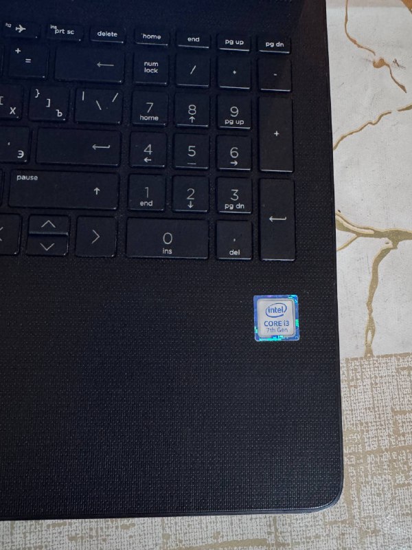 Ноутбук с зарядным устройством, мышью и наушниками HyperX 2