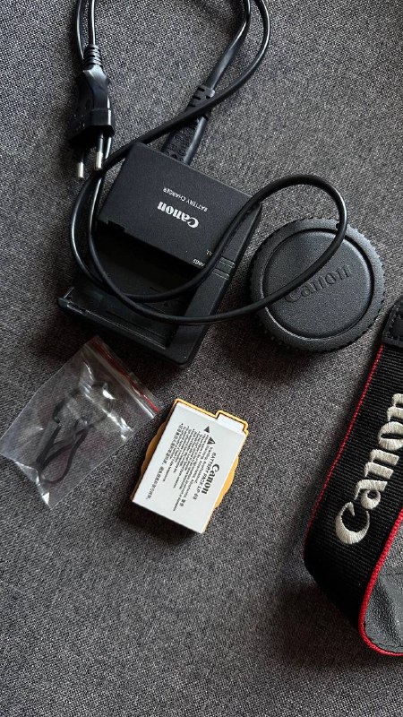 Canon EOS 600D camera with accessories 3