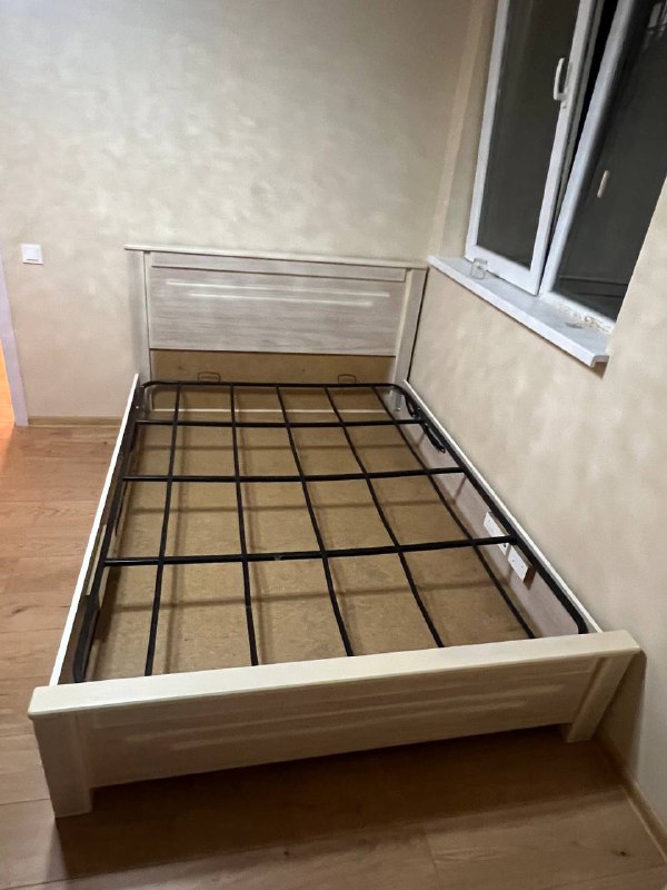 Деревянная кровать с шкафом