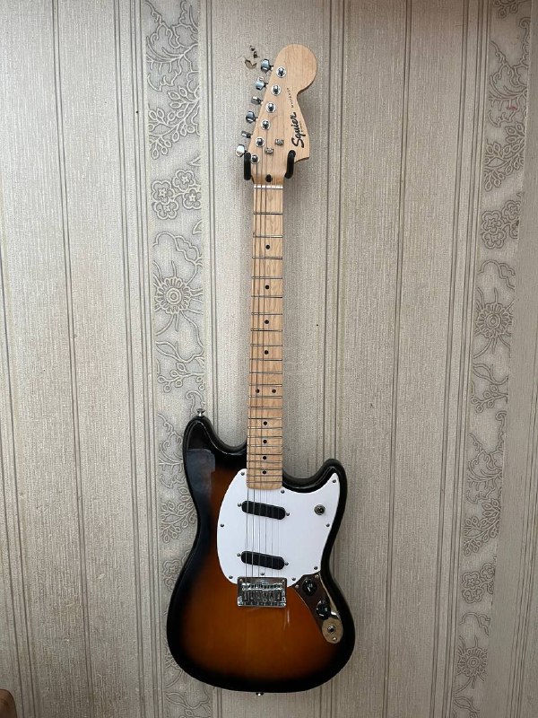Электрогитара Fender Squier Sonic Mustang, усилитель VOX VX15-GT