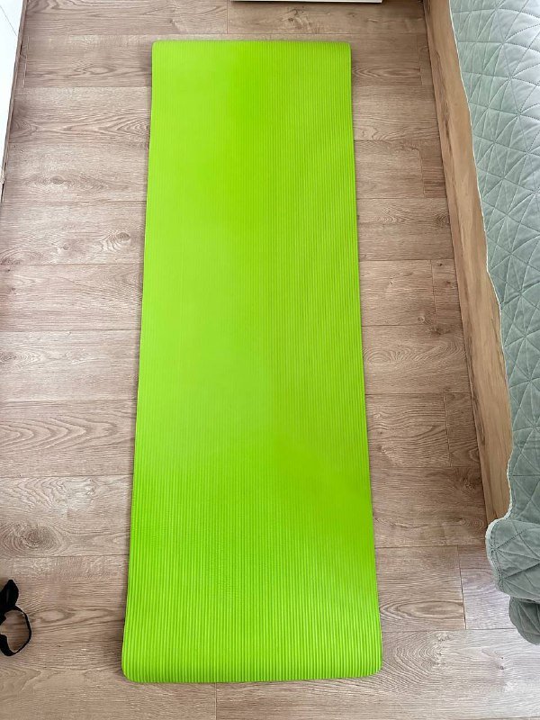 Коврик туристический, поло Adidas, брюки Outventure, шорты Nike, кроссовки Adidas, сандали, миски Northland, ложка-вилка, фонарик, светильник кемпинговый