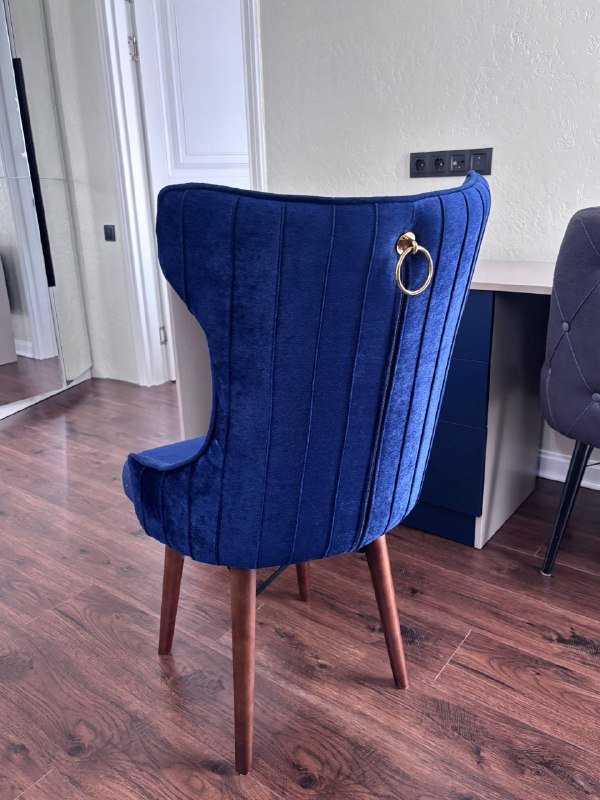 Стул с мягким сиденьем и спинкой