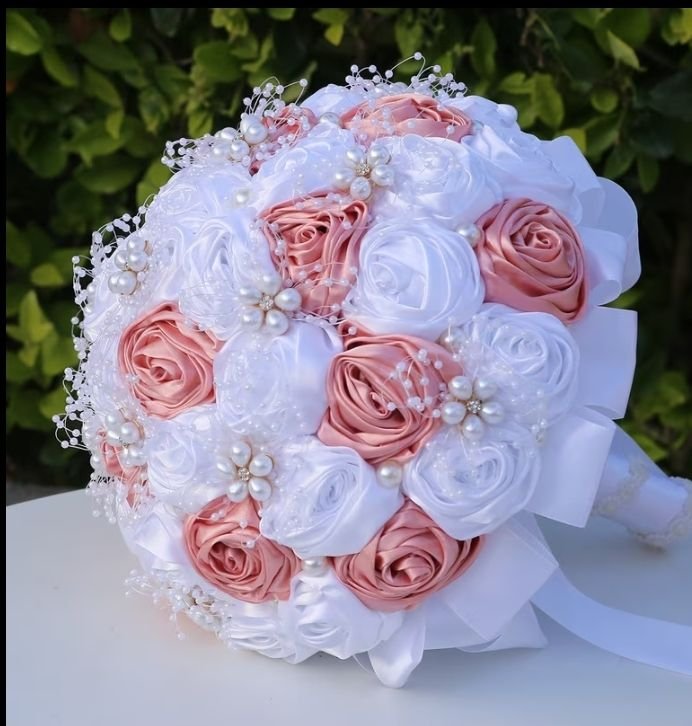 Розовый цветочный букет невесты из роз и жемчуга 3