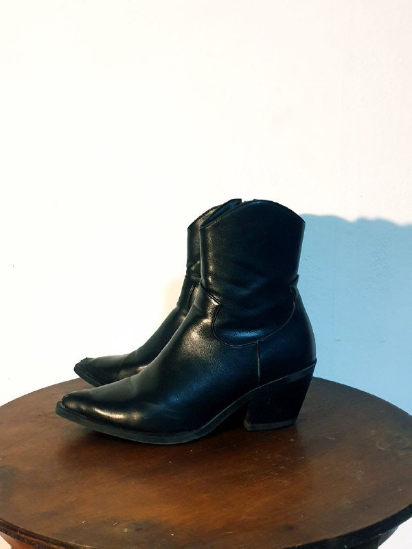 Казаки демисезонные экокожа на каблуке 37 р-р