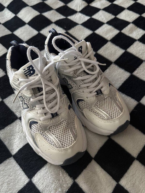 Женские кроссовки 36 размера