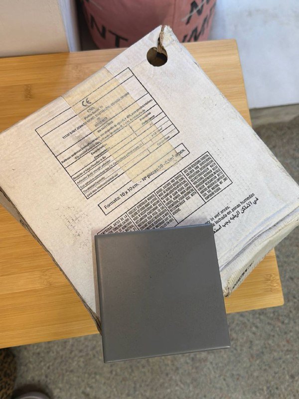 Две коробки серой плитки, 50 штук в коробке