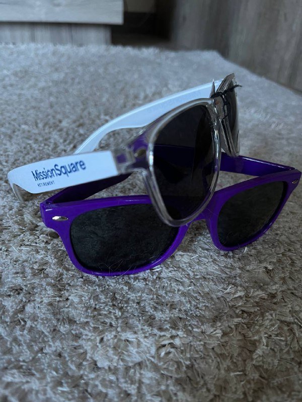 аксессуары для путешествий и спорта: бутылки, очки, подушка, значки, нарукавник 8