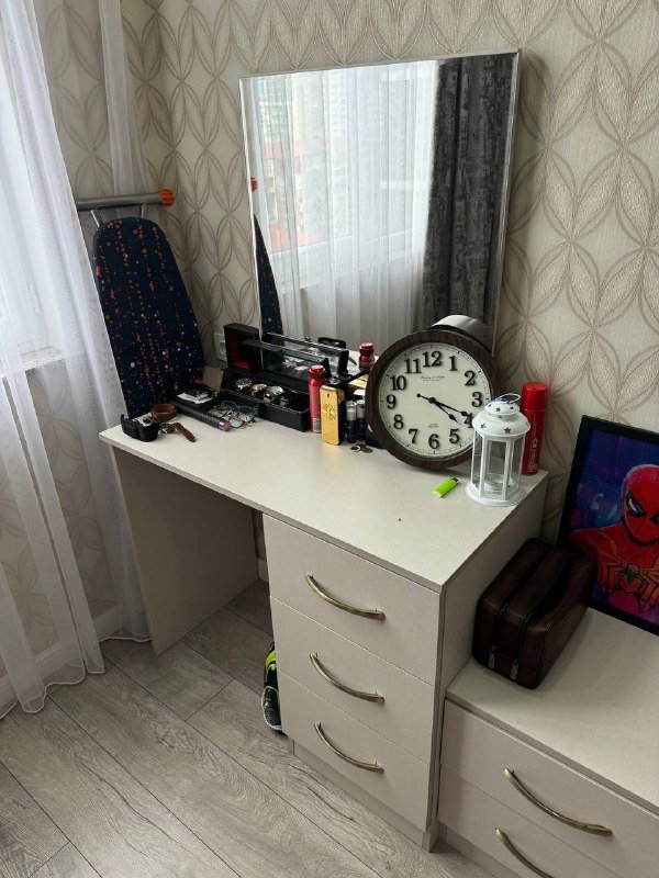 Кровать, тумбы, туалетный столик, шкаф 9