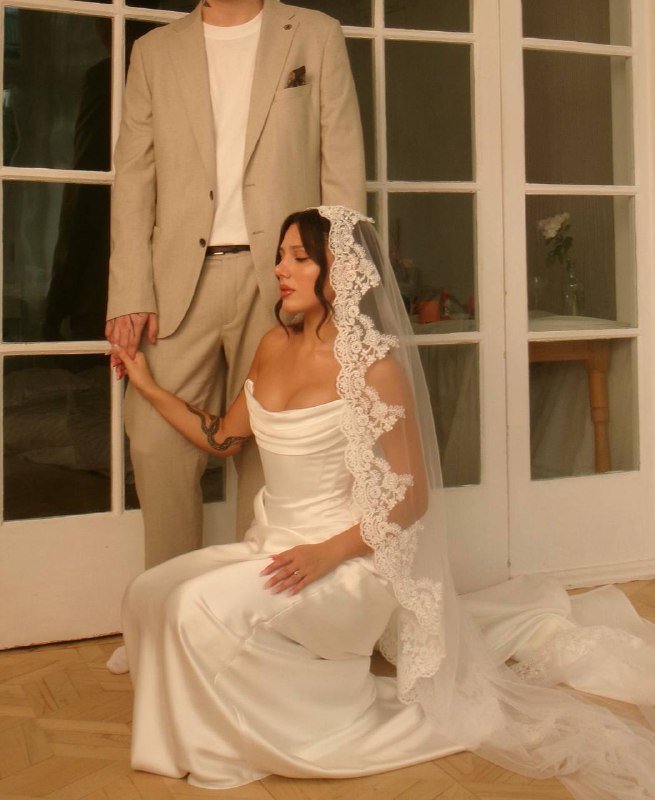 атласное свадебное платье с фатой