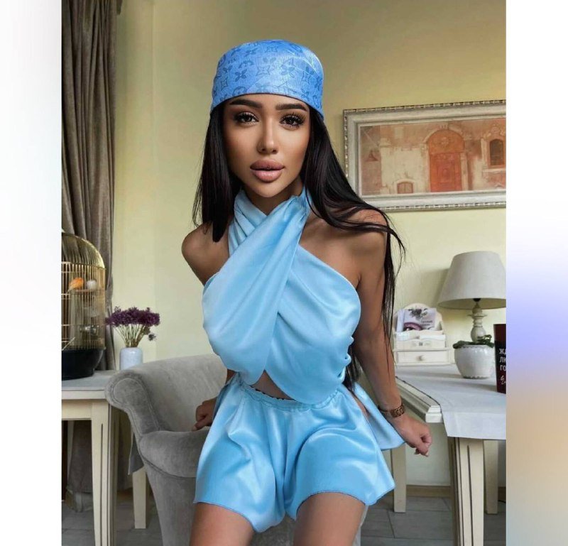 Голубой женский топ и юбка