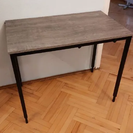 Стол, кресло Ikea Markus, робот-пылесос, подушка, шапочка
