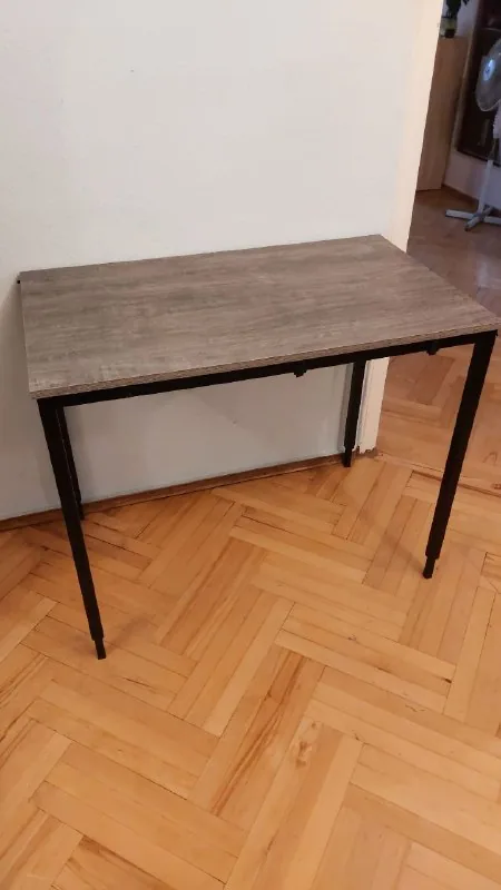 Стол, кресло Ikea Markus, робот-пылесос, подушка, шапочка 1