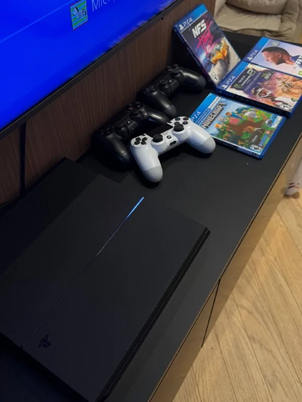 Игровая консоль PS4 1 TB с комплектом 1