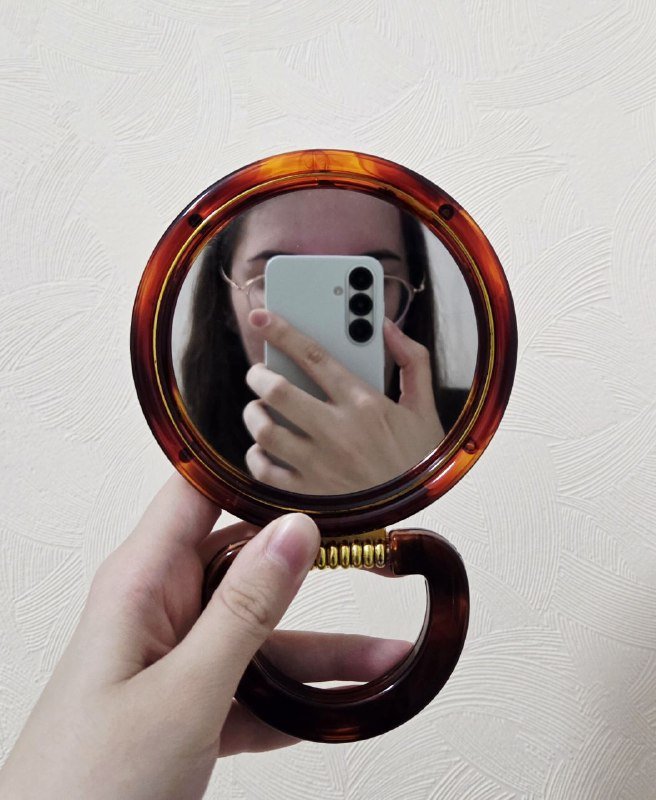 Вешалки металлические, расчёска, крем Topicrem, зеркало, духи Antonio Maretti 6