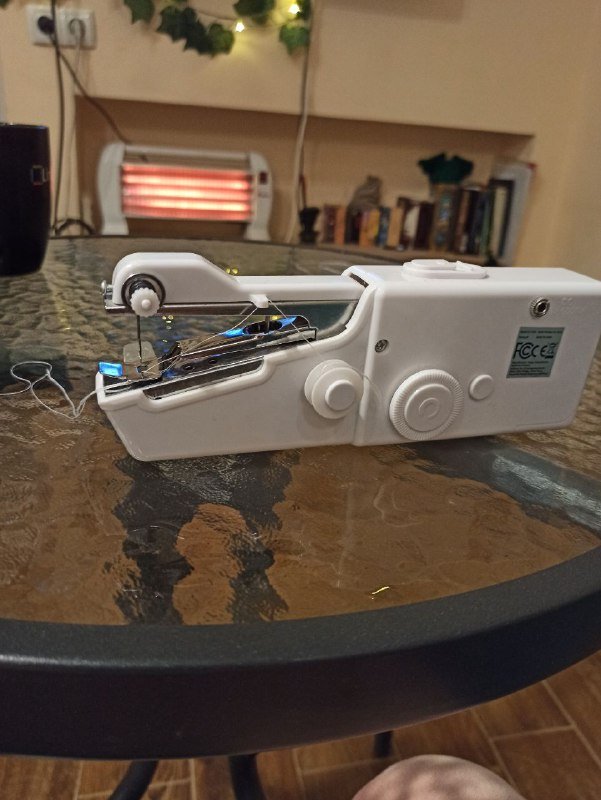 Маленькая ручная швейная машинка