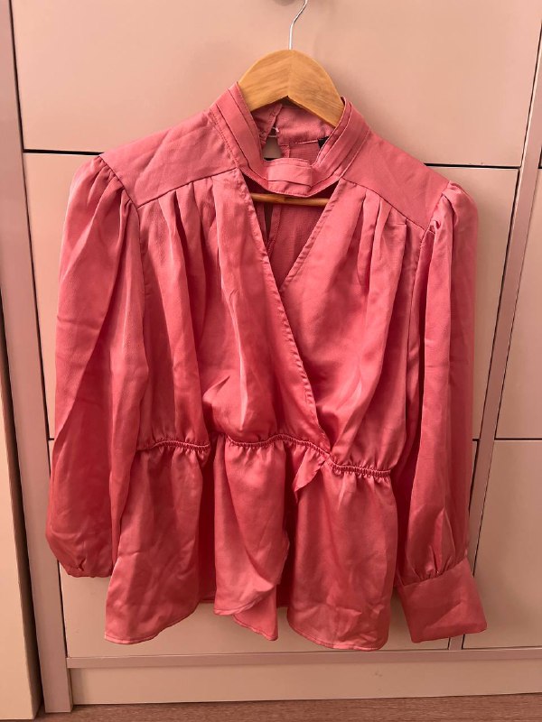 Кожаная куртка 40 размера, Футболка S, Сарочка M/L, Платья M/L, Брюки L 5