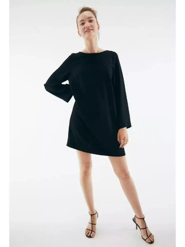 чёрное платье из кожзама, комбинезон тёмно-синий, лёгкое чёрное платье, кошачья паста, нишевые духи 7