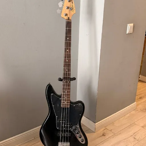 Бас-гитара Squier Jaguar