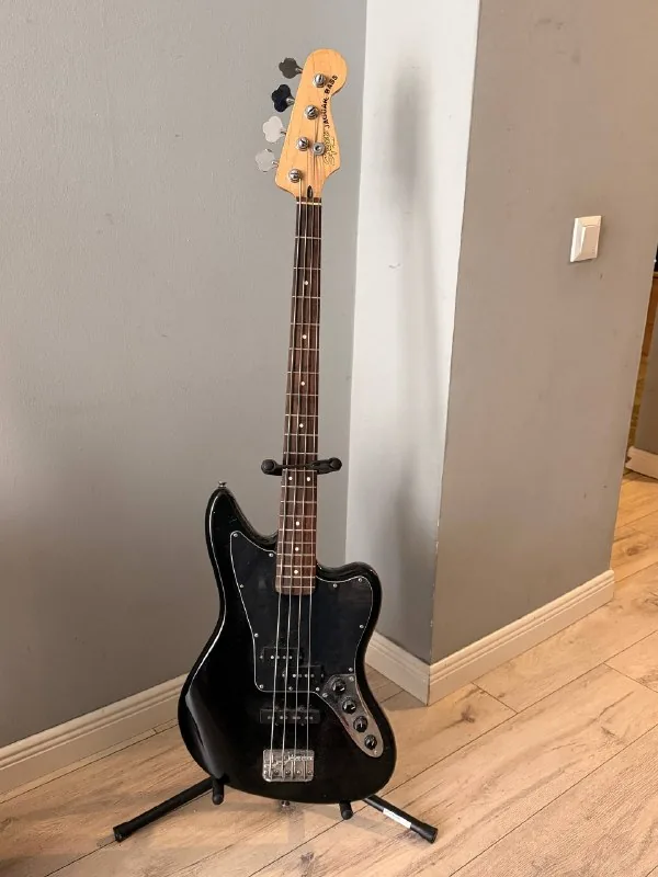 Бас-гитара Squier Jaguar
